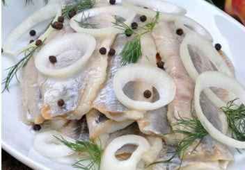 Ikan herring dengan bawang - kandungan kalori dan komposisi kimianya