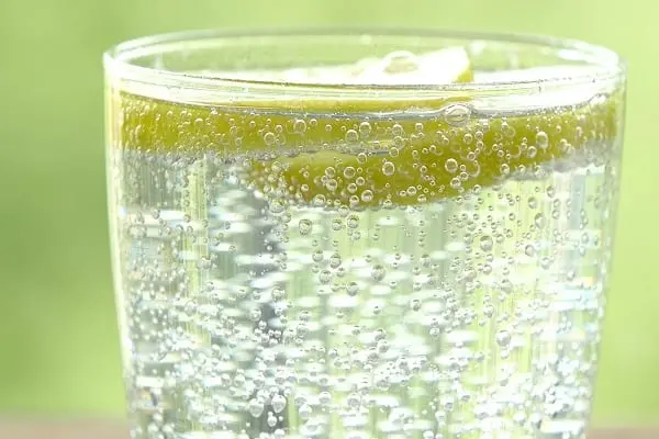 sparkling water with lemon