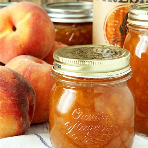 Peaches Jam - macalorie zvemukati uye zvemakemikari akaumbwa