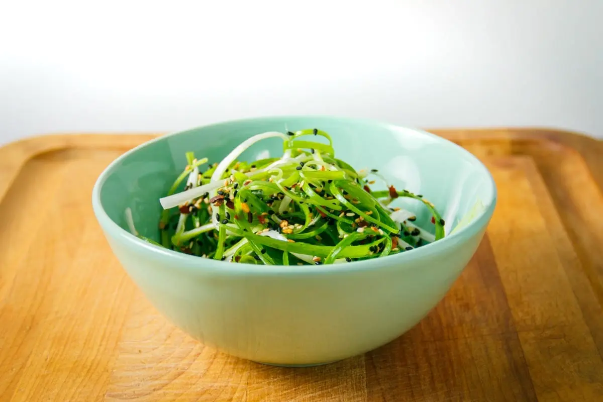 Salad of green onions &#8211; calorie content and chemical composition