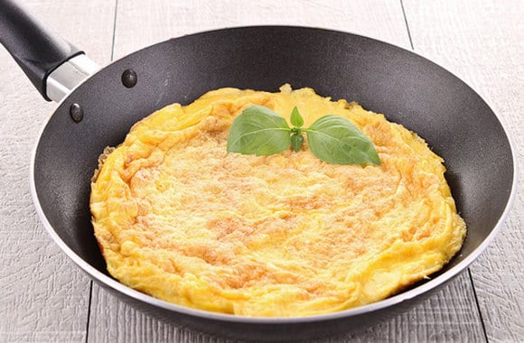 Omelet - calorie cov ntsiab lus thiab tshuaj muaj pes tsawg leeg