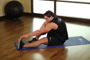 Растягивание икроножных мышц в положении сидя