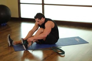 Natiahnutie lýtkového svalu a zadnej časti stehna sediace na podlahe