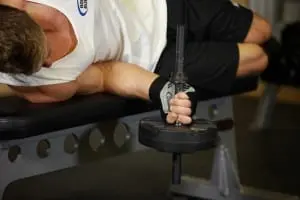 Сгибание запястий с пронацией в положении лежа
