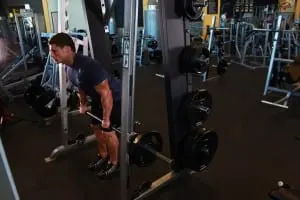 Thrust rod in the slope in the Smith machine