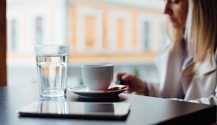 Miks pakutakse kohvi koos klaasi veega?