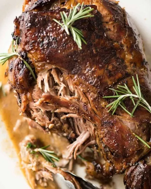 Lamb, shoulder lean only, roasted &#8211; calories and nutrients