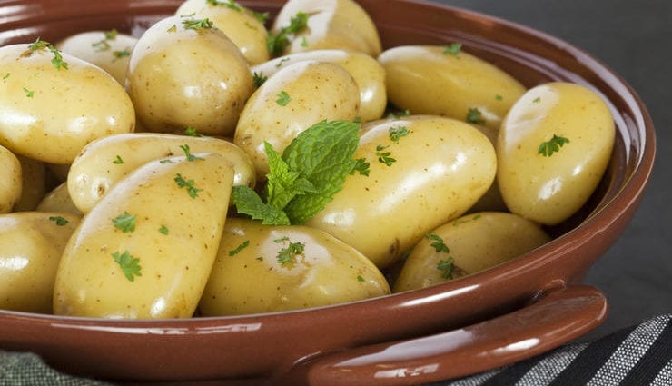 Kas neturėtų naudoti jaunų bulvių