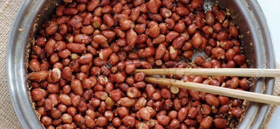 Peanuts fried in butter, with salt