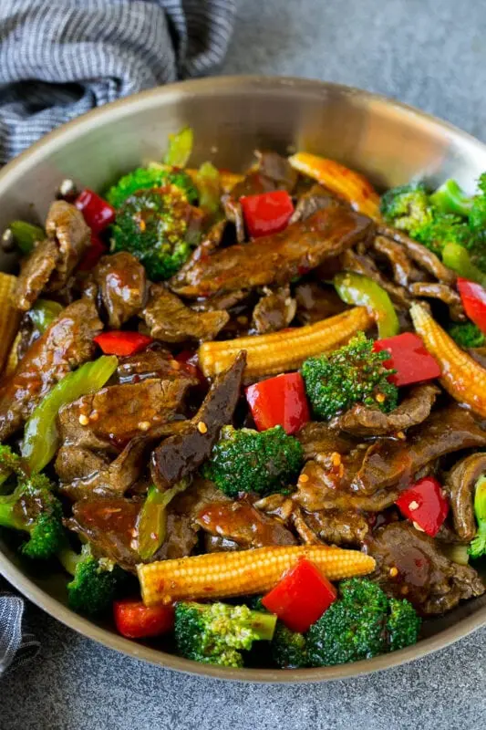 Calorie Beef with vegetables, Chinese restaurant. Chemical composition and nutritional value.