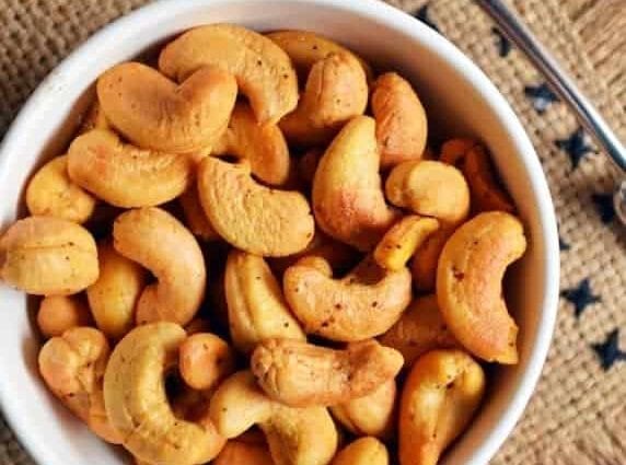 Calorie Cashews, fried in oil, with salt. Chemical composition and nutritional value.