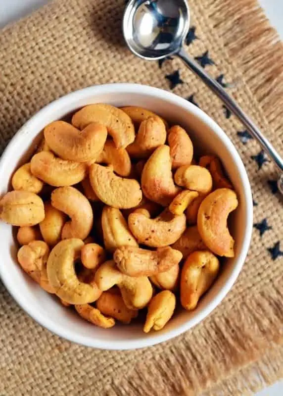 Calorie Cashews, fried in oil, with salt. Chemical composition and nutritional value.