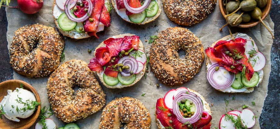 Calorie content Bagels are simple. Chemical composition and nutritional value.