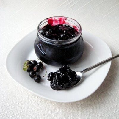 Kaloriengehalt Marmelade aus schwarzen Johannisbeeren. Chemische Zusammensetzung und Nährwert.