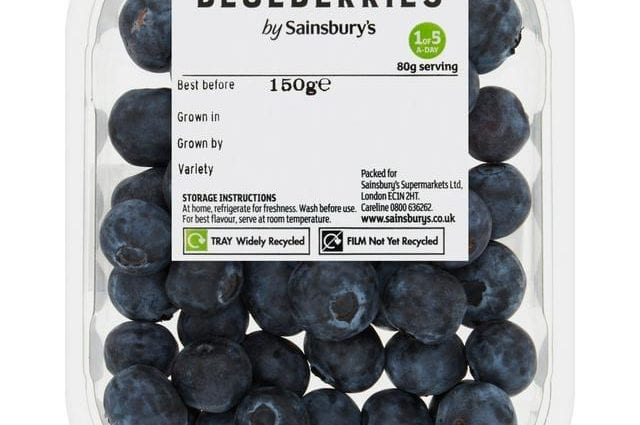 卡路里含量蓝莓，装在饱和糖浆中。 化学成分和营养价值。