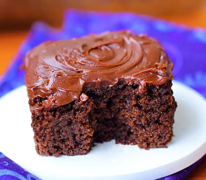 Calorie content A chocolate cake prepared according to a recipe without glaze. Chemical composition and nutritional value.