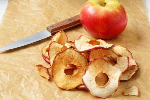 卡路里含量蘋果乾。 化學成分和營養價值。