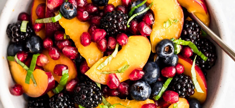 Kaloriinnehåll Fruktsallad (persika, päron, aprikos, ananas och körsbär), konserverad i vatten. Kemisk sammansättning och näringsvärde.