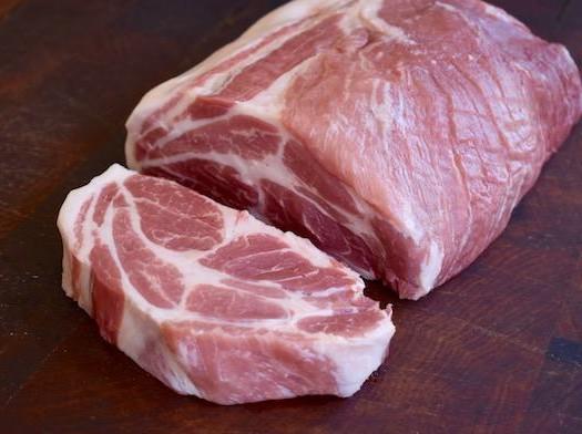 热量含量猪肉，去骨肩膀，炖。 化学成分和营养价值。