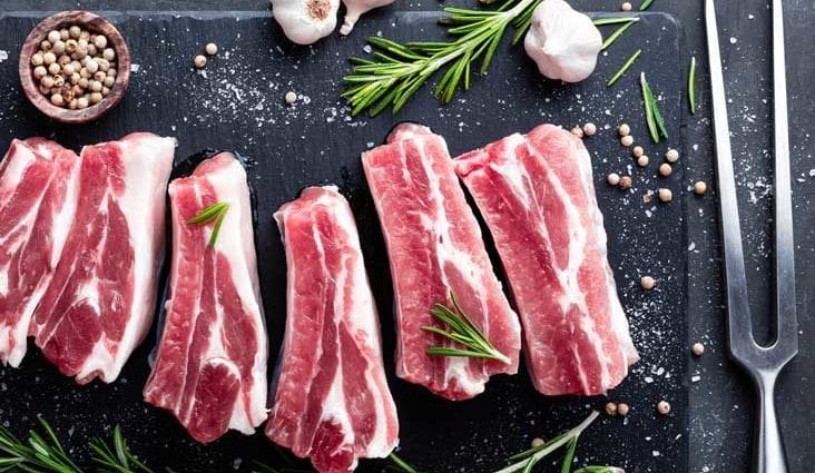 熱量含量豬肉，新鮮，切塊，切成薄片（里脊肉和肩肉），帶脂肪的肉，生的。 化學成分和營養價值。
