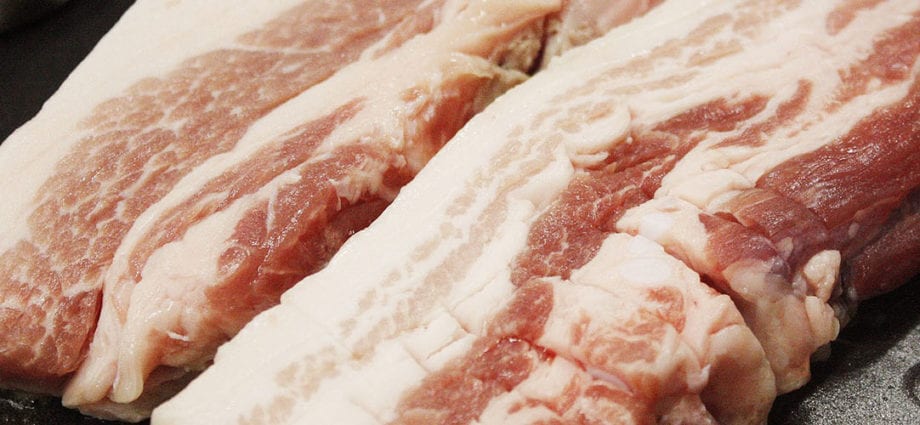 Kalorier Svinekød, skåret i stykker (ben, fileter, skulderblade og ribben), kød med fedt. Kemisk sammensætning og næringsværdi.