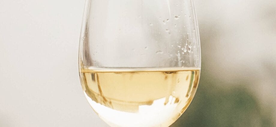 Calorie content Semi-dry white and red wines (including champagne). Chemical composition and nutritional value.