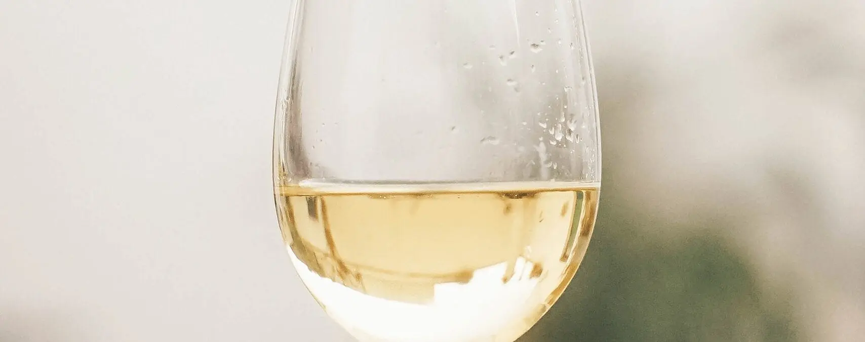 Calorie content Semi-dry white and red wines (including champagne). Chemical composition and nutritional value.