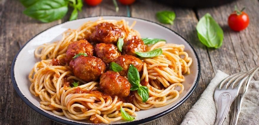 卡路里含量的意大利麵條，加上肉丸（肉丸），罐頭。 化學成分和營養價值。