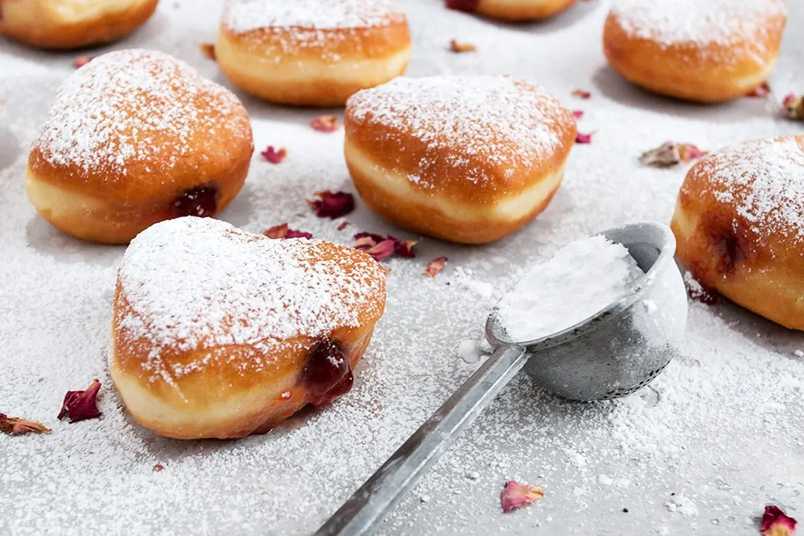 Calorie Donuts, yeast, with jelly filling. Chemical composition and nutritional value.