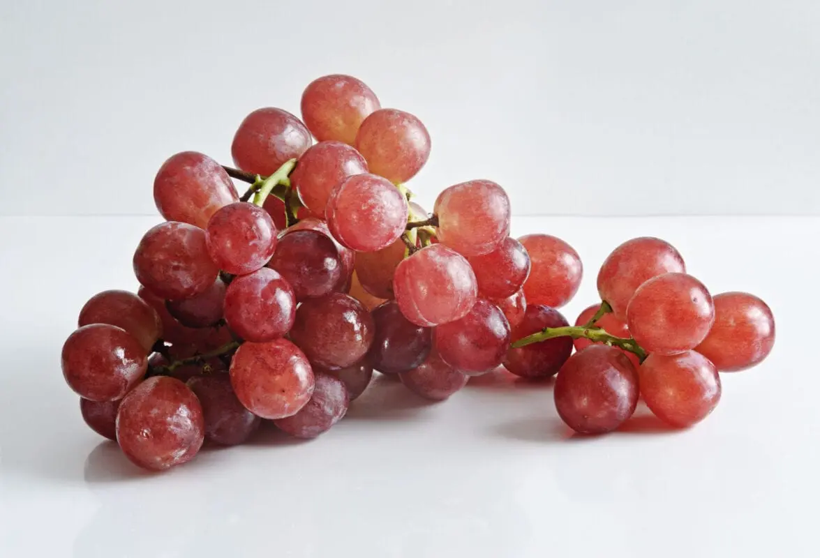 Calorie Grapes, red or white, European (eg quiche-mish). Chemical composition and nutritional value.
