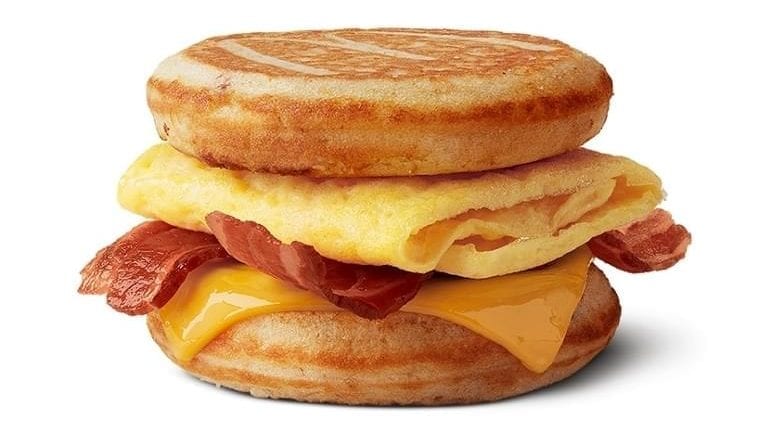 Calorie McDONALD&#8217;S, “McGRIDDLES” bacon, egg and cheese sandwich. Chemical composition and nutritional value.