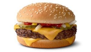 Calorie McDONALD&#8217;S, QUARTER POUNDER sandwich (with cheese). Chemical composition and nutritional value.