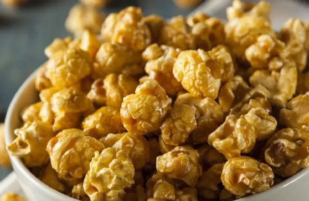 Calorie Popcorn, with caramel, low fat, 1.4% fat. Chemical composition and nutritional value.