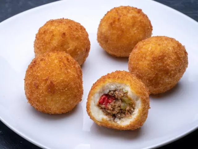 Calorie Potato balls, frozen, baked in the oven. Chemical composition and nutritional value.