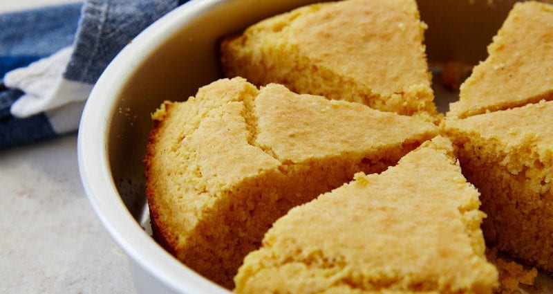 Calorie Recipe cornmeal bread made from low fat (2%) milk. Chemical composition and nutritional value.