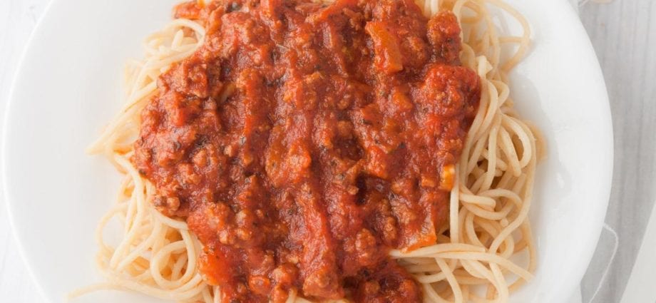 Dondurulmuş ət sousu ilə kalorili spagetti. Kimyəvi tərkibi və qida dəyəri.