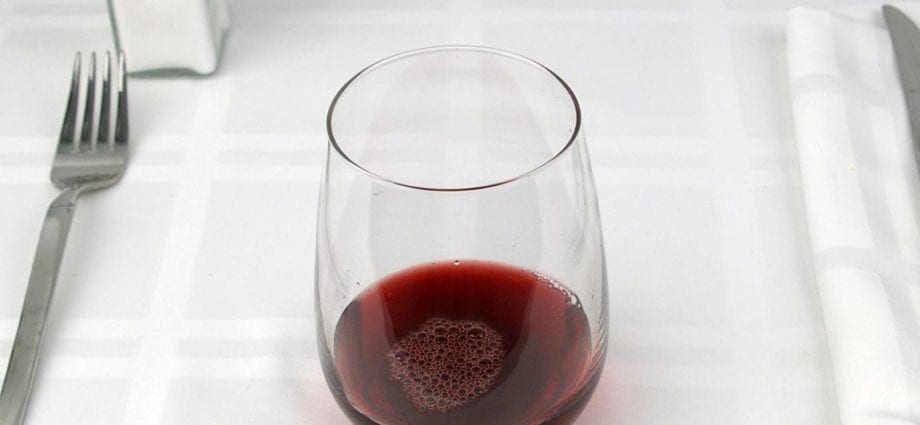 热量葡萄酒，餐桌，红色，桑娇维塞。 化学成分和营养价值。