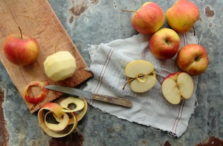 卡路里一個去皮的蘋果，用微波爐煮熟。 化學成分和營養價值。