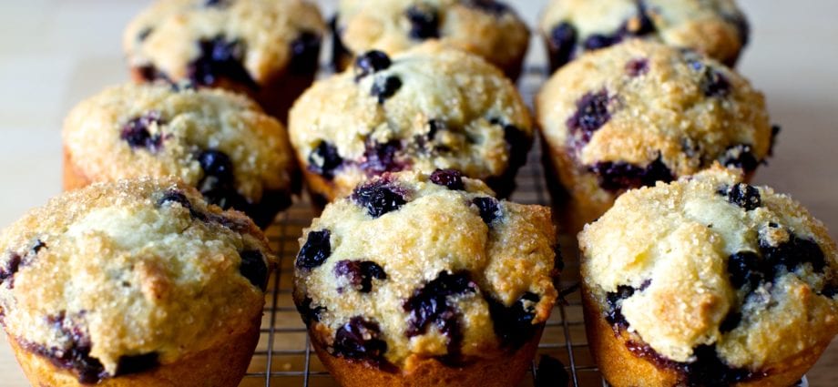 Kalori Muffins ya Blueberry, iliyotengenezwa viwandani, (pamoja na mini-muffins). Utungaji wa kemikali na thamani ya lishe.