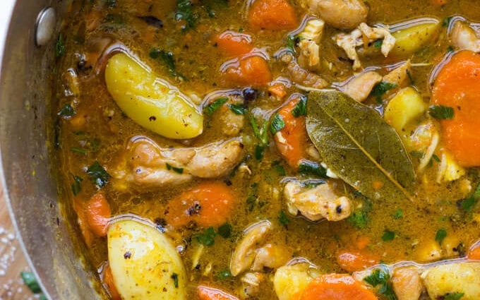 Rezept Stew aus Gefligel, Spill, Kanéngchen oder Offal. Kalorie, chemesch Zesummesetzung an Nahrungswäert.