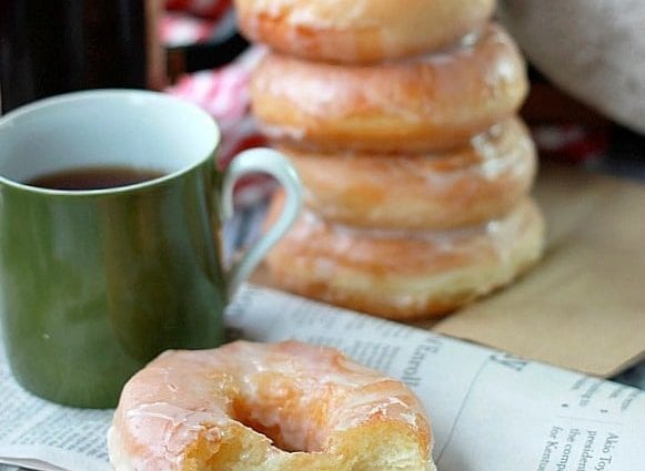 Calories Donuts, yeast, glazed, fortified (including honey buns). Chemical composition and nutritional value.