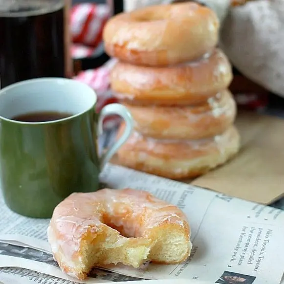 Calories Donuts, yeast, glazed, fortified (including honey buns). Chemical composition and nutritional value.