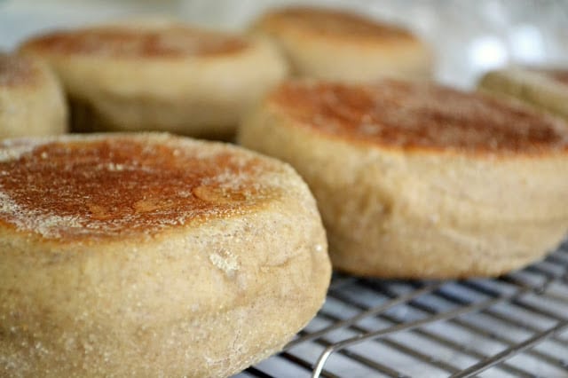 Calories English muffins, plain, unfortified, with calcium propionate (E282 &#8211; causes cancer) (including leavened bread). Chemical composition and nutritional value.