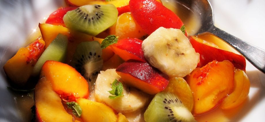 Kalori Salad buah (persik, pir, aprikot, nanas sareng céri) kaléng dina sirop entéh. Komposisi kimia sareng nilai gizi.