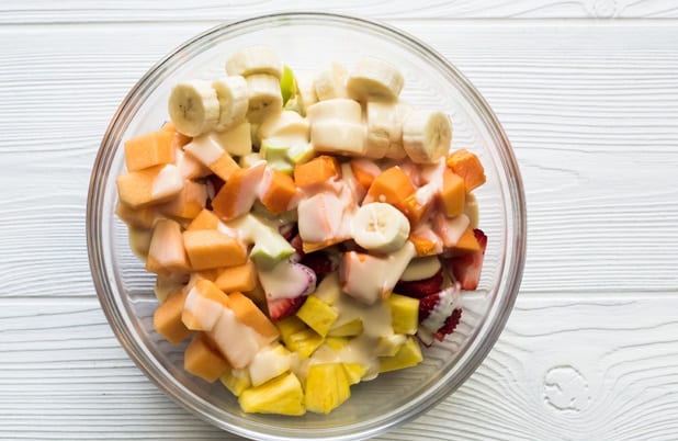 卡路里水果沙拉（菠萝，木瓜，香蕉和番石榴），装在浓糖浆中。 化学成分和营养价值。