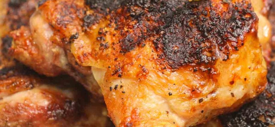 Kalorier Grillet kylling, lår, kjøtt med skinn. Kjemisk sammensetning og næringsverdi.