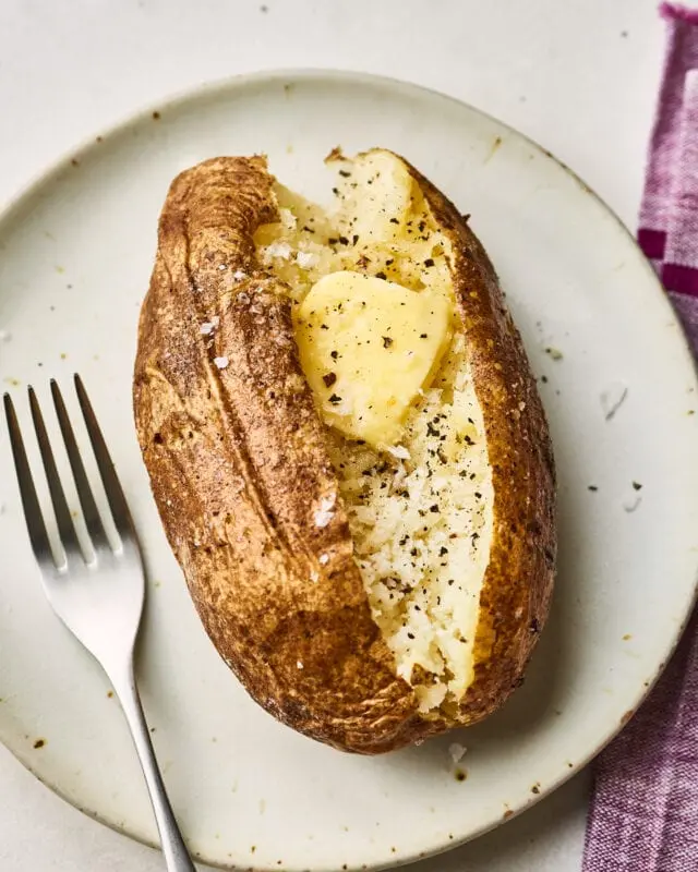 Calories Microwaved potatoes in their skins, no salt, whole. Chemical composition and nutritional value.