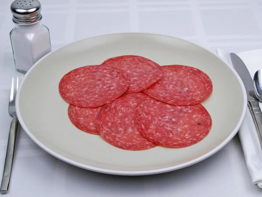 Calories Salami, from pork, and beef, less sodium. Chemical composition and nutritional value.