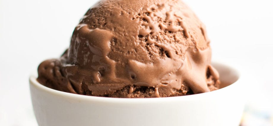 巧克力冰淇淋食譜。 熱量，化學成分和營養價值。