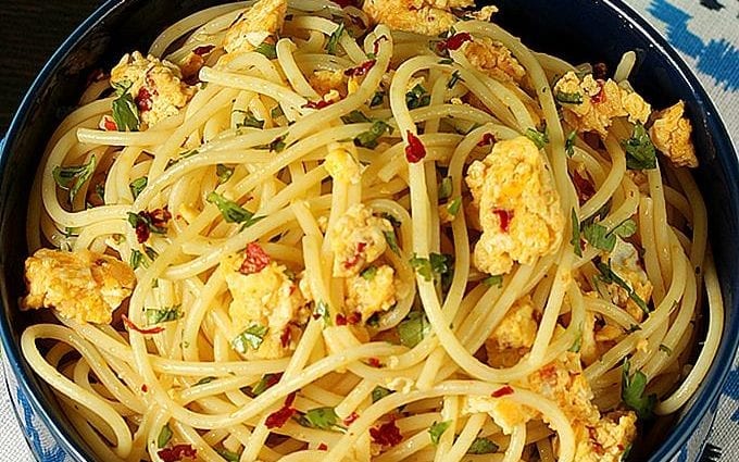 Жумуртка макарону (макарон, спагетти), үйдө жасалган, бышырылган